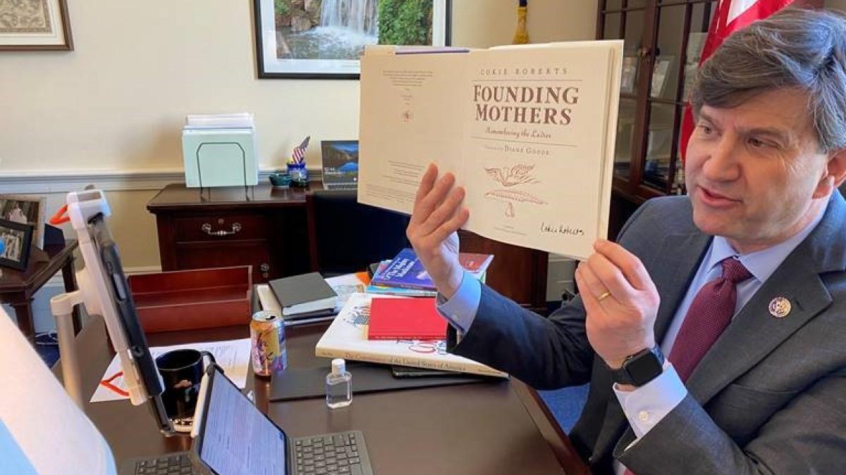 Schneider reads to bookworms